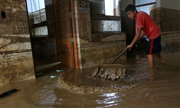 As zonas atingidas pela chuva no Peru são ameaçadas por doenças como a leptospirose. / Foto: Celso Roldan / AFP