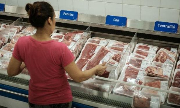 O governo do país caribenho apelou para que a população simplesmente não coma carne brasileira e ordenou que supermercados retirem de suas prateleiras os produtos no setor bovino. / Foto: Yasuyoshi Chiba / AFP