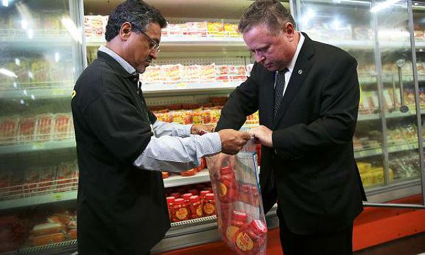 O ministro da Agricultura, Blairo Maggi, acompanha fiscalização de produtos de carne em supermercado em Brasília / Foto: ABr