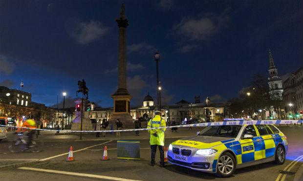 Uma mulher no Tâmisa, uma massagem cardíaca e uma faca longa marcaram o ataque em Londres / Foto: AFP