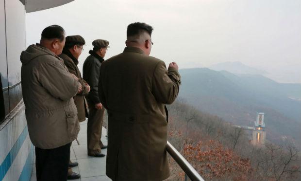 Foto divulgada pela agência oficial coreana de notícias da Coreia do Norte (KCNA) em 19 de março de 2017 mostra o líder norte-coreano Kim Jong-Un inspecionando o teste de jato de solo de um motor recém-desenvolvido / Foto: AFP
