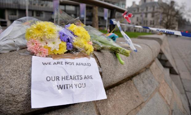 Tributo às vítimas do atentado da última quarta (22), em Londres. / Foto: JUSTIN TALLIS / AFP