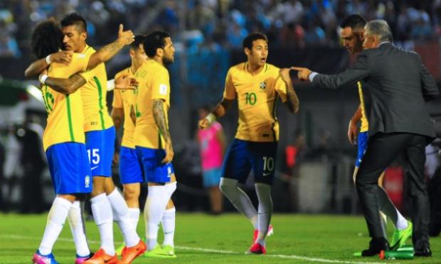 Paulinho e Neymar marcaram na vitória brasileira / Foto: AFP