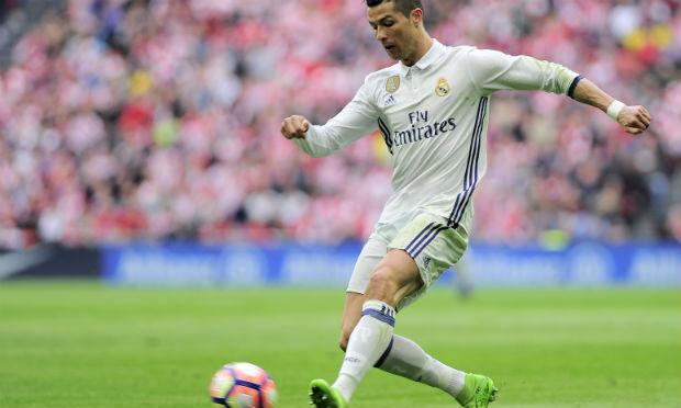 "Cristiano está muito bem, é o número 1 atualmente", disse o ex-jogador Roberto Carlos. / Foto: Ander Gillenea /  AFP