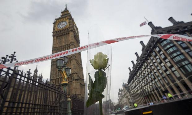 O homem de 75 anos que morreu nesta quinta-feira havia sido ferido na Ponte Westminster / Foto: AFP