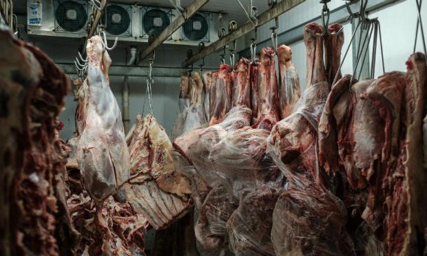 A União Europeia "rejeitará e devolverá" ao Brasil a carga já "a caminho" enviada por estabelecimentos envolvidos no escândalo de carne adulterada, anunciou nesta sexta-feira (24) a presidência do Conselho da UE, exercida por Malta. / Foto: Yasuyoshi Chiba / AFP
