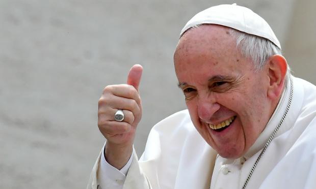 O papa Francisco aprovou a canonização dos beatos na última quinta (23). / Foto: TIZIANA FABI / AFP