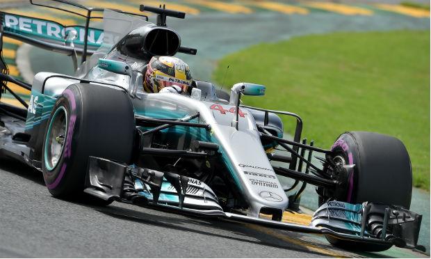 Hamilton destacou que o mais importante foi o fato de a Mercedes ter conseguido resolver problemas enfrentados nos testes da pré-temporada. / Foto: Paul Crock / AFP