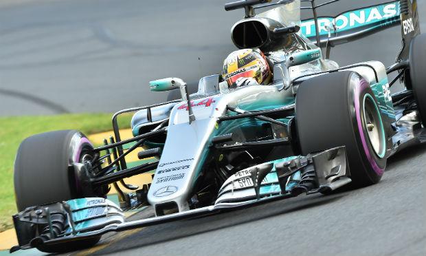 Neste sábado (25), Lewis Hamilton deixou para trás seus concorrentes e conquistou a pole position para o GP da Austrália, que acontecerá domingo (26), em Melbourne / Foto: Paul Crock/AFP