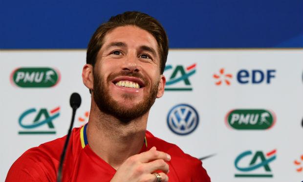 O capitão da seleção espanhola, Sergio Ramos, revelou nesta segunda-feira que sua aposentadoria da "La Roja" ainda está distante. / Foto: Franck Fife / AFP