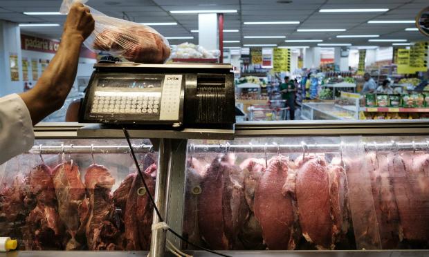 Como desdobramento da Operação Carne Fraca, deflagrada no último dia 17, a Comissão Europeia decidiu suspender importações dos 21 frigoríficos investigados pela Polícia Federal (PF). / Foto: Yasuyoshi Chiba / AFP