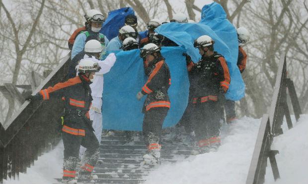 Cerca de 60 adolescentes e professores de sete colégios estavam na pista de esqui / Foto:Jiji Press/AFP