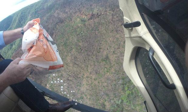 Helicóptero lança sementes em áreas degradadas da Floresta do Araripe / Foto: SAAEC / Divulgação