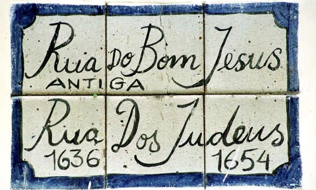 Os judeus têm uma presença simbólica grande no Recife. Eles fundaram a primeira sinagoga das Américas na Rua do Bom Jesus durante o período holandês, quando tinham liberdade religiosa. / Foto: Arquivo / JC Imagem