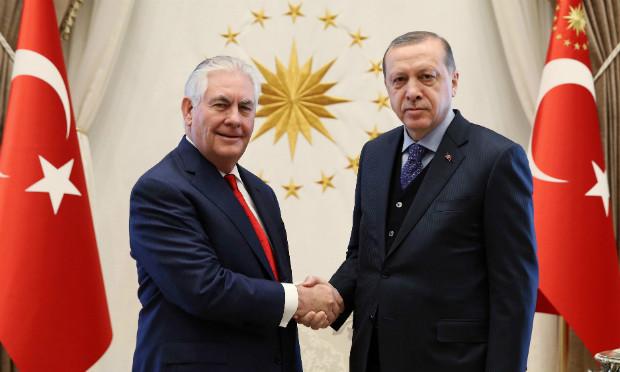 Rex Tillerson, à esquerda, é a principal autoridade americana a viajar para a Turquia desde que Donald Trump assumiu à Presidência dos EUA. / Foto: KAYHAN OZER / TURKISH PRESIDENTIAL PRESS SERVICE / AFP