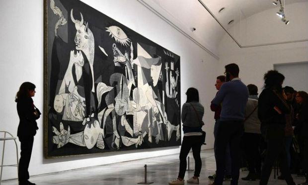 Há 80 anos, em uma tarde de primavera, Guernica ardia debaixo de bombas. Dias depois, Pablo Picasso pintava o quadro que tem o nome dessa localidade basca. / Foto: AFP