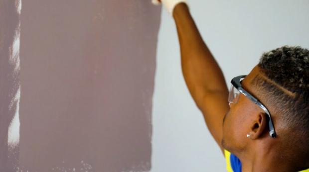 Vídeo: aprenda a pintar as paredes de casa sem erros