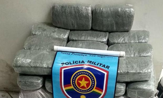O suspeito que estava com a droga jÃ¡ era procurado pela polÃ­cia  / Foto: PolÃ­cia Militar 