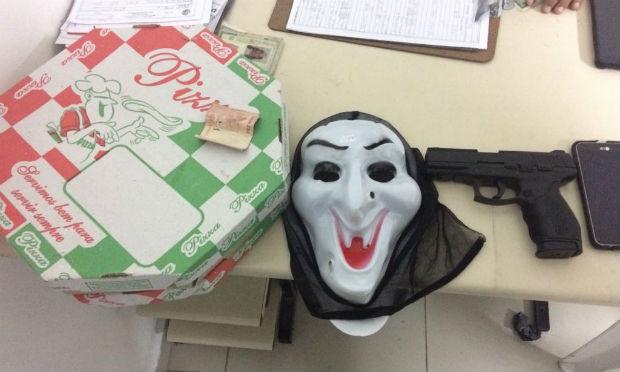 Pizzas, mÃ¡scara e pistola de brinquedo foram apreendidas / Foto: divulgaÃ§Ã£o/PolÃ­cia Militar