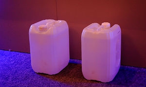 Os recipientes com água possuem o mesmo peso dos carregados pelas crianças da seca