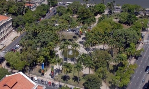 Praça é centro político, judiciário e cultural da cidade.