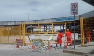 Aproveitando o fechamento dos portões por conta da paralisação, trabalhadores adiantaram obras de reparo na entrada do terminal.