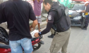 Policiais militares atuaram nas abordagens de pedestres, motoristas e ciclistas