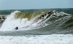 Surfistas tiveram que enfrentar frios, correnteza e ventos fortes