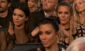 Kendall, Kim e Khloe, além de Kylie, a mãe e irmã de Caitlyn estavam na plateia
