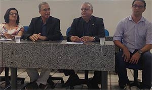 Socorro Cavalcanti, vice-reitora; Luiz Alberto Rodrigues, pró-reitor de graduação; Pedro Falcão, reitor; e Ernani Martins, presidente da comissão
