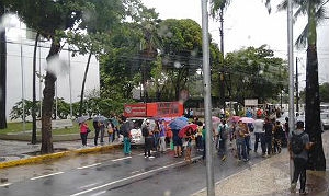 Apesar da chuva, protesto dura mais de uma hora no Cais do Apolo