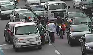 Colisão entre carro e caminhonete travou o trânsito na Avenida Agamenon Magalhães
