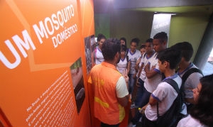 Representantes da Fiocruz acompanham visitantes na mostra