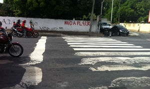 Algumas faixas de pedestre no Recife estão em péssimo estado de conservação, como essa na Avenida Cruz Cabugá