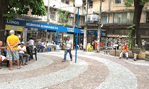 Praça do Sebo, na área central do Recife, reúne lojas de livros novos e seminovos