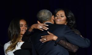 No final do discurso, Michelle e Malia subiram ao palco e abraçaram o presidente