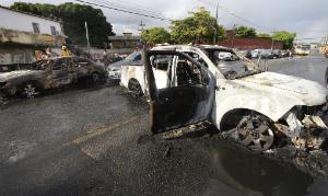 Bandidos queimaram carros para atrapalhar a perseguição da polícia