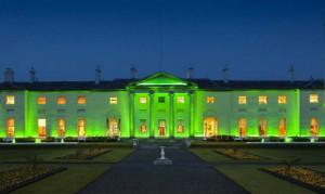 É comum que prédios de instituições públicas da Irlanda se enfeitem com luzes verdes