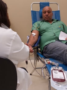 Podem realizar a doação de sangue pessoas acima de 50 kg, de 18 a 65 anos