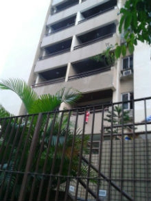 Quatro viaturas do Corpo de Bombeiros foram encaminhadas para o edifício Ipanema, em Boa Viagem