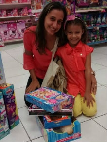 A assistente social Amanda Barbosa já comprou os presentes de Natal da filha