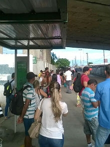 TI Joana Bezerra amanheceu com poucos ônibus e muita gente