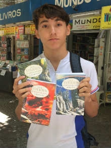 Sérgio sempre compra livros nos sebo. Dessa vez, ele trocou uma série por uma trilogia