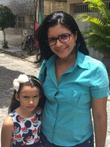 Paloma anda com atenção nas ruas com a filha Luana